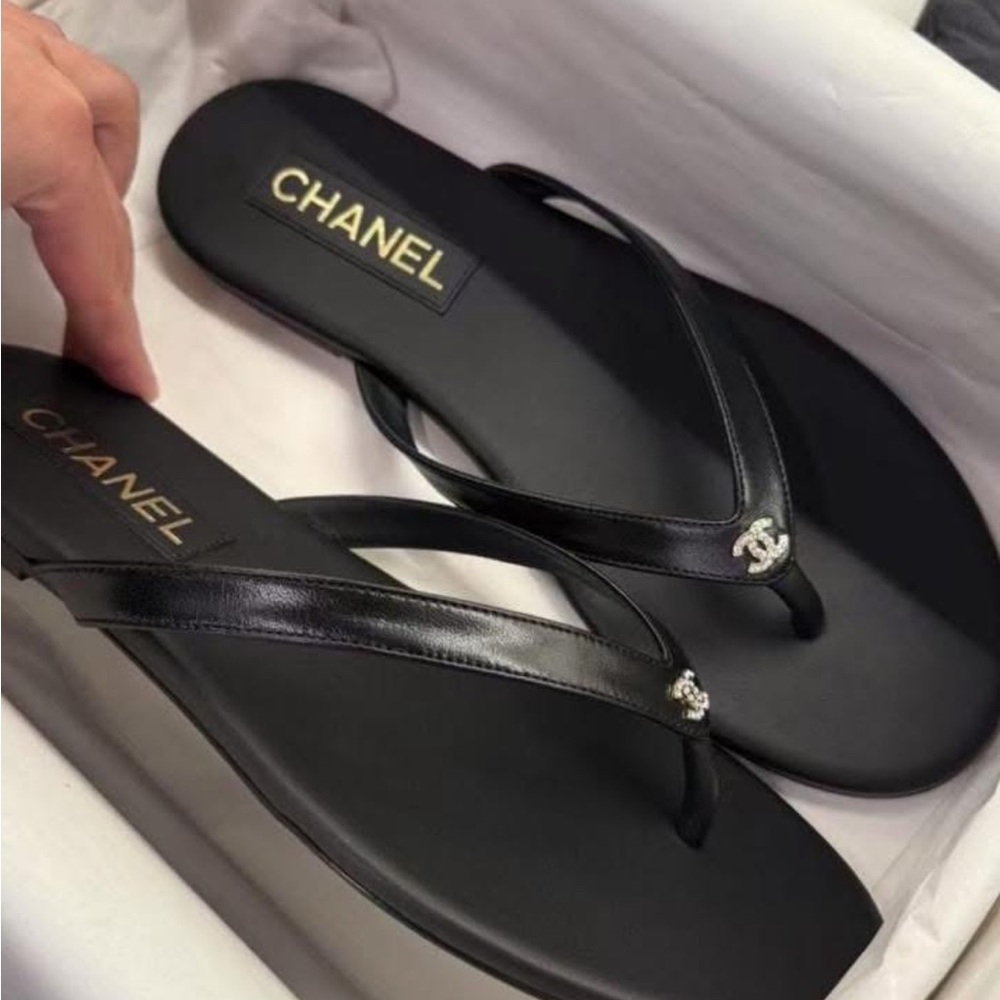 CHANEL Black Leather Flip flops size 38